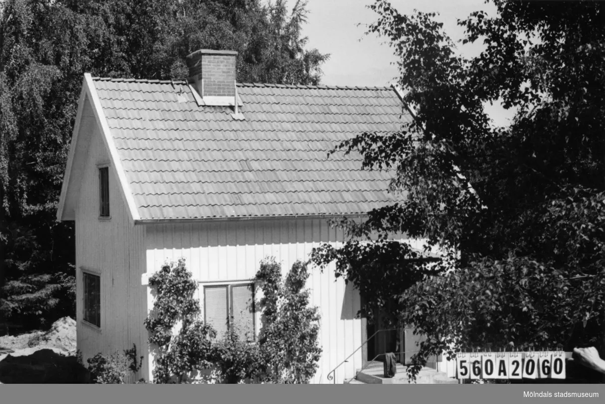 Byggnadsinventering i Lindome 1968. Bräcka 1:53.
Hus nr: 570A2060.
Benämning: permanent bostad.
Kvalitet: god.
Material: trä.
Tillfartsväg: framkomlig.
Renhållning: soptömning.