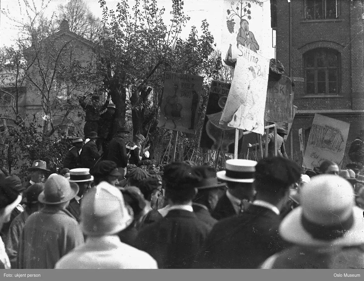 Hallings skole, skolegård, 17. mai-feiring, russetog, plakater, tilskuere