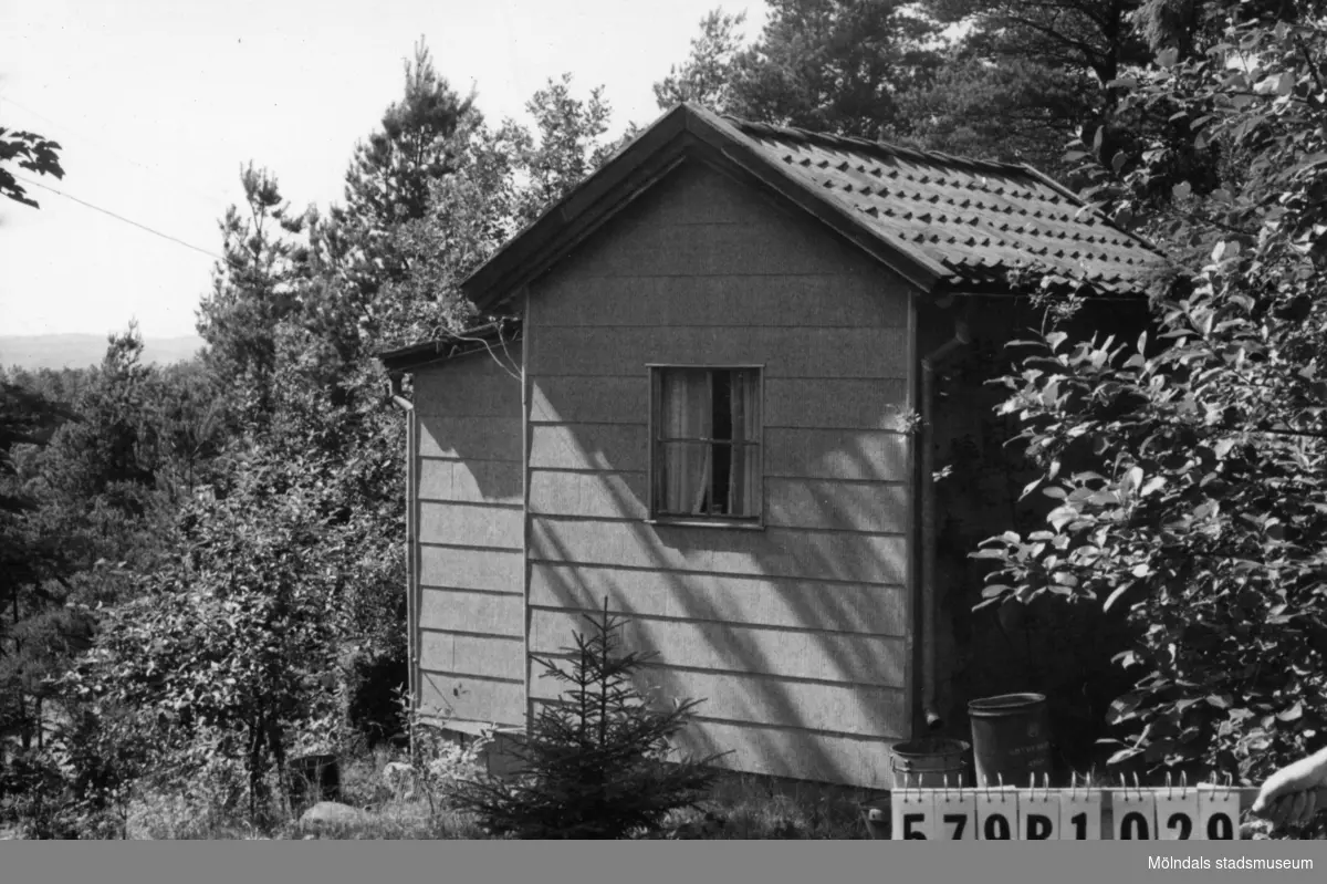 Byggnadsinventering i Lindome 1968. Lindome 3:18.
Hus nr: 579B1029.
Benämning: fritidshus och redskapsbod.
Kvalitet: god.
Material, fritidshus: eternit.
Material, redskapsbod: trä.
Tillfartsväg: framkomlig.
Renhållning: soptömning.