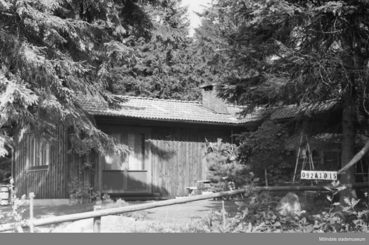 Byggnadsinventering i Lindome 1968. Annestorp 3:27.
Hus nr: 092A1015.
Benämning: fritidshus och redskapsbod.
Kvalitet, bostadshus: mycket god.
Kvalitet, redskapsbod: god.
Material: trä.
Övrigt: naturen lite väl hårt gallrad. Ett fint hus.
Tillfartsväg: framkomlig.