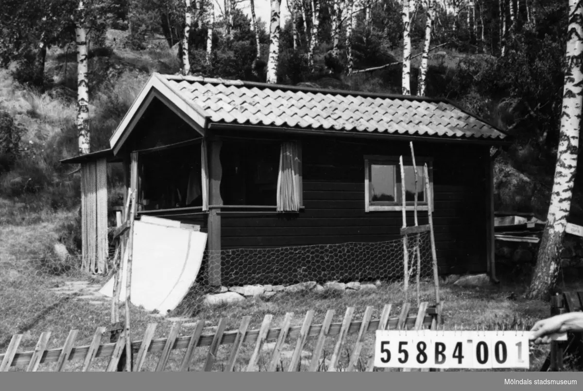 Byggnadsinventering i Lindome 1968. Dunsered 1:3.
Hus nr: 558B4001.
Benämning: fritidshus och redskapsbod.
Kvalitet, bostadshus: god.
Kvalitet, redskapsbod: mindre god.
Material: trä.
Tillfartsväg: framkomlig.