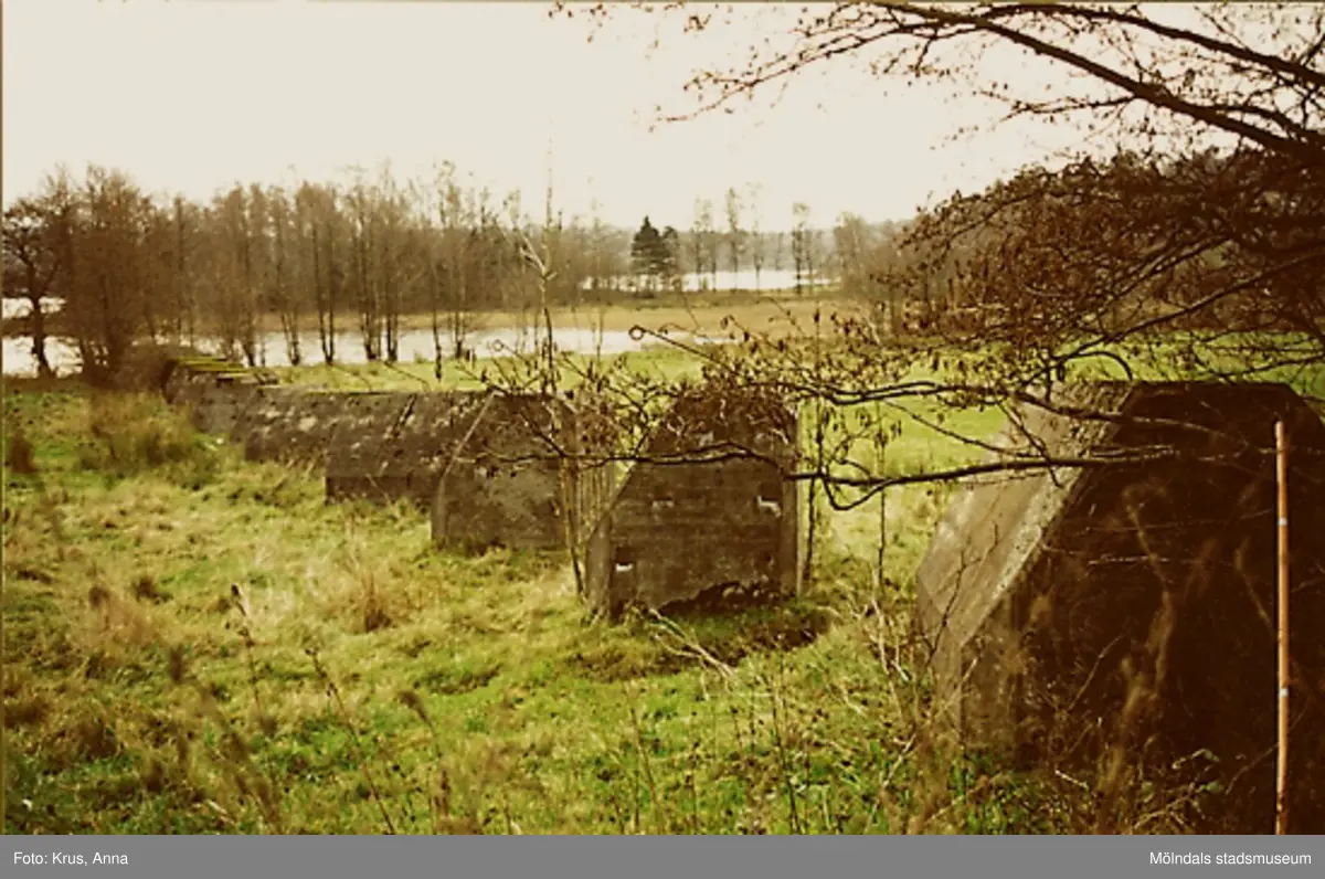 Stridsvagnshinder - Helenevik. På andra sidan 40:an uppe i skogen finns flera värn och även en stenbarrikad. Även på udden över viken finns en bunker.