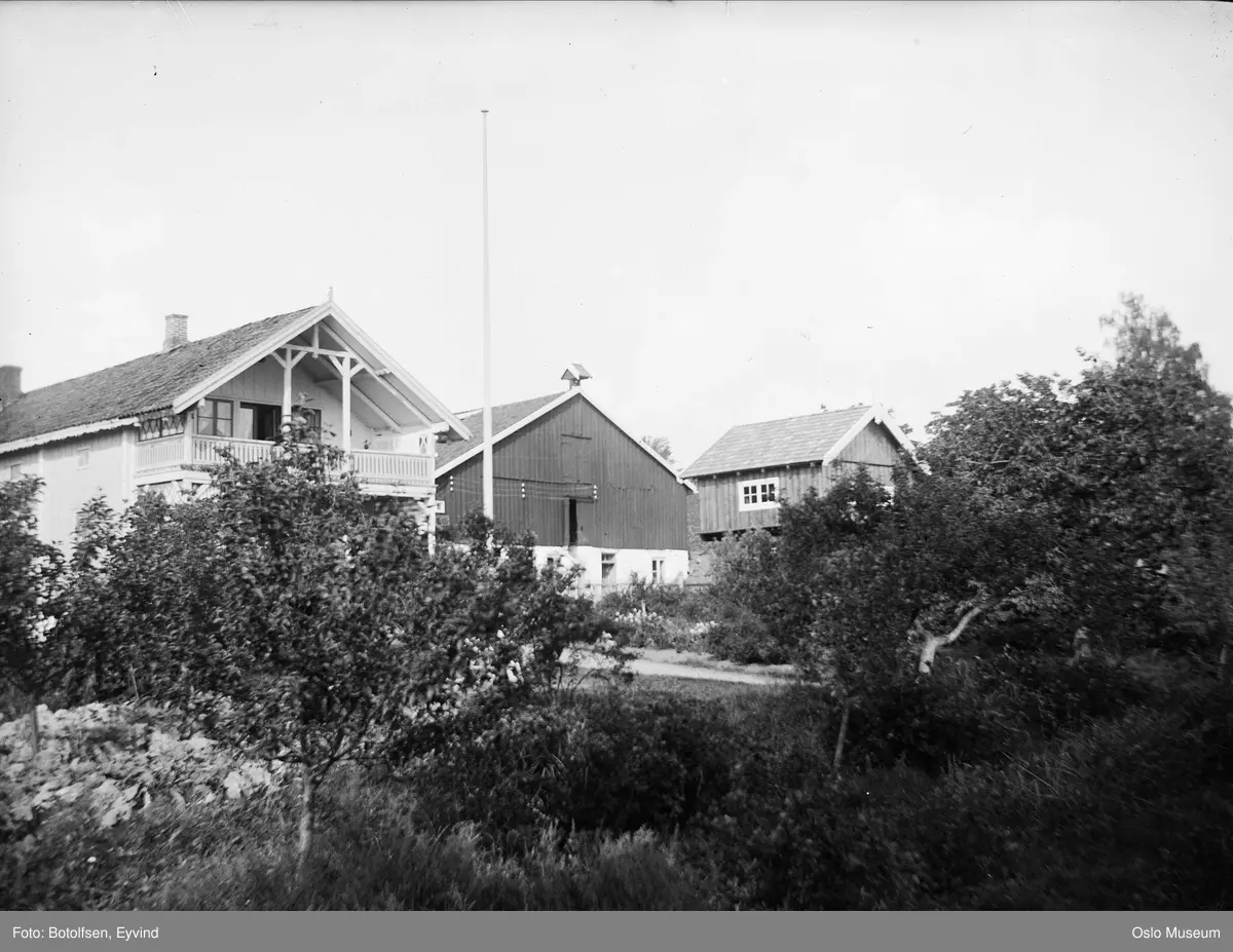 Lilleaker gård, bolighus, uthus, hage