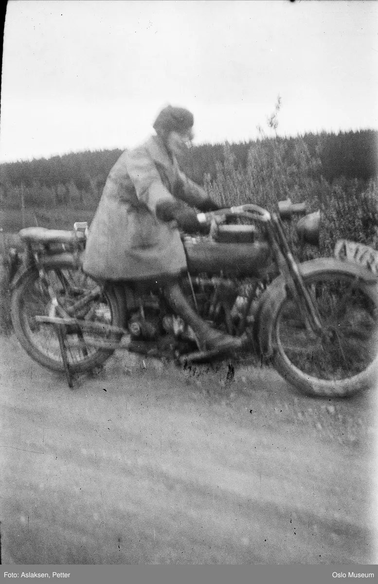 Harley-Davidson motorsykkel, registreringsnummer A-1758, kvinne