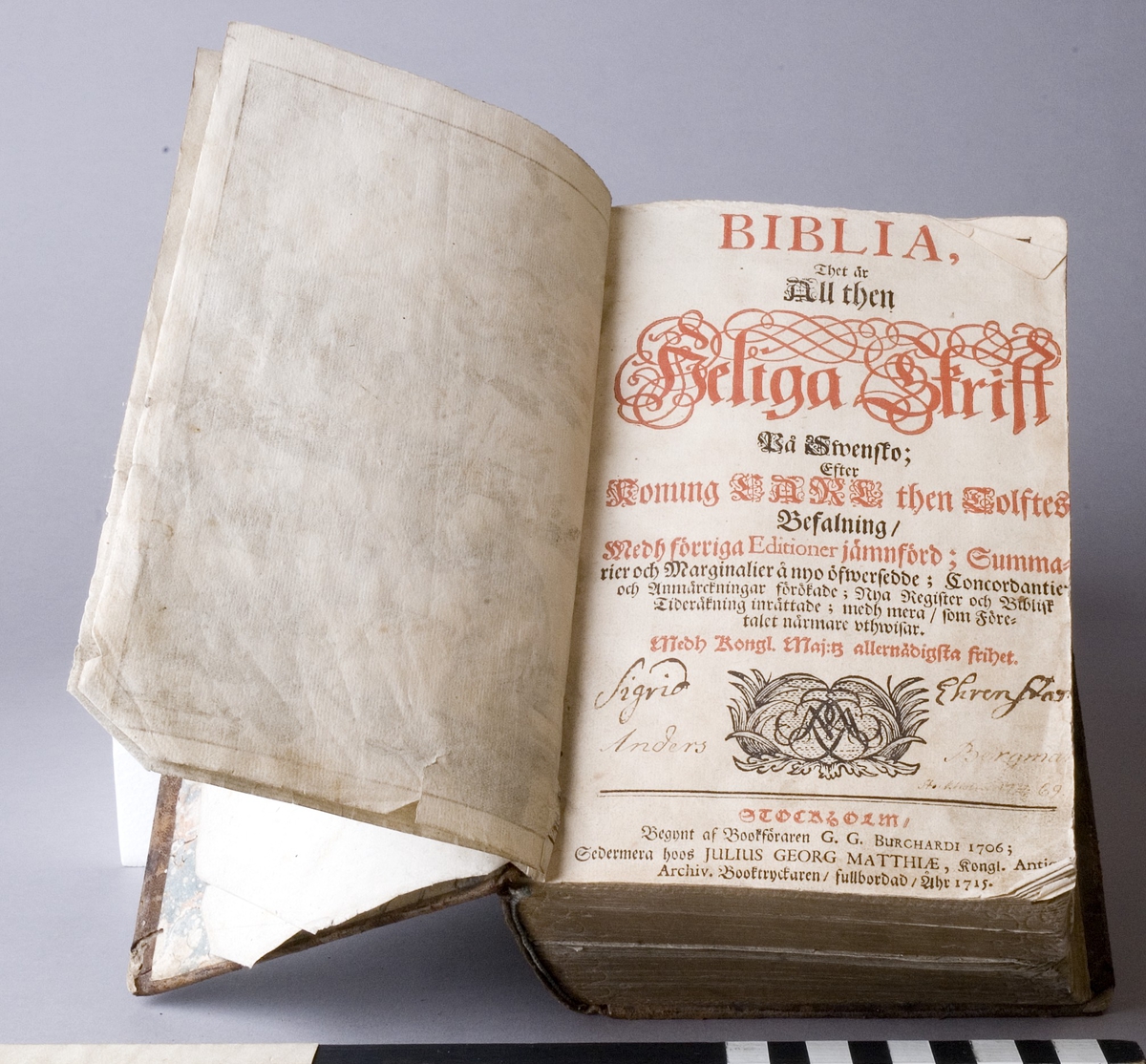 Bibel, inbunden med guldsnitt och pärmar av läder. Rygg och pärmar med präglad förgylld dekor i form av horisontella band samt med blomstergirlander.
Etikett av papper på ryggen med titeln "BIBEL" i förgyllt typsnitt. Etiketten är nött och sliten och därför något svårläslig.
Sprickor och insektsangrepp samt bortfall av förgyllningen på lädret.

Märkt: "Nord. mus." samt med "G. af banktjänstemannen E.G. Hedberg 21/7 1899"