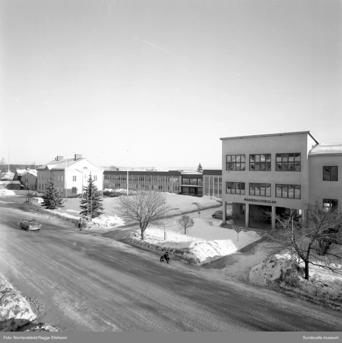 Diverse bilder från Timrå köping. Bland annat fasaddekoren vid simhallen, bronsskulpturen vid Tallbacken, Mariedalsskolan.