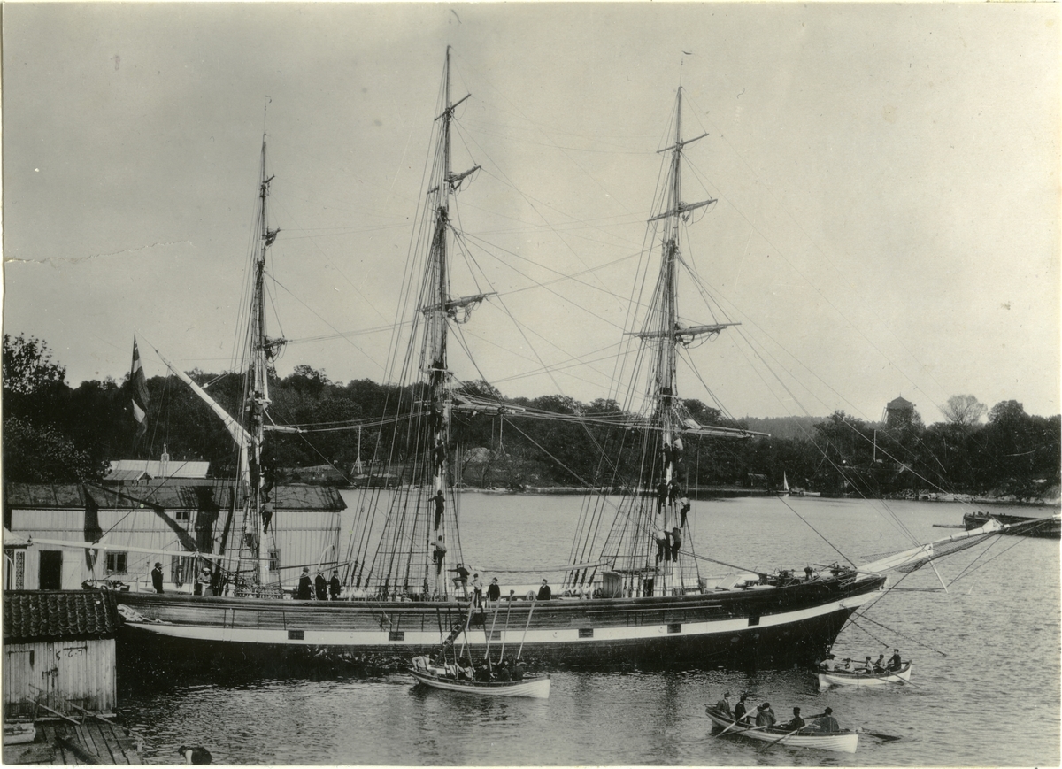 [från fotobeskrivningen, i fältet Fotograf:] "Orling, Bengt Sthlm. Jacobsbergsg. 15 1890-talet" [---]