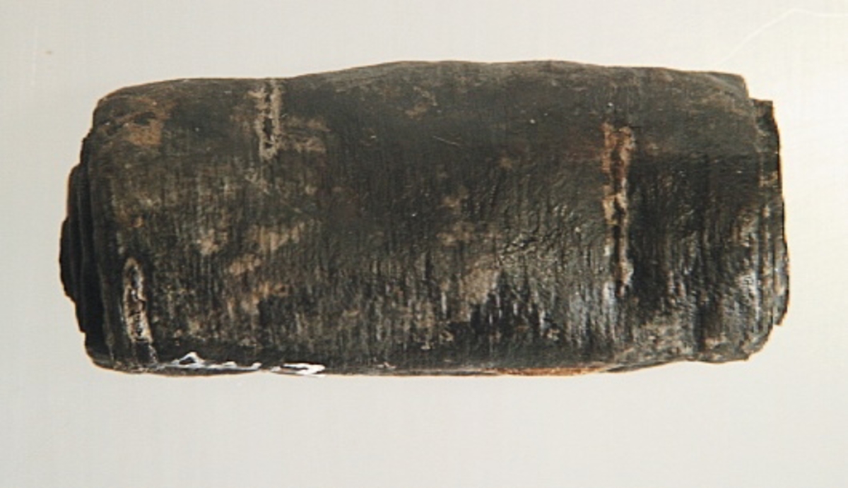 Ett flöte av näver. Flötet har formen av en rulle. Flötet är välbevarat.