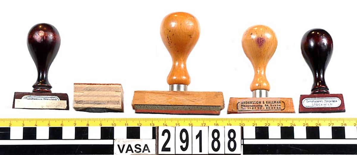 Fem trästämplar från Vasanämnden.
Stämpel 1: Brunt träskaft "Bestyrkes i tjänsten"
Stämpel 2: Fyrkantig "Wasanämnden" med bild av kärven.
Stämpel 3: Stor med träfärgat skaft "Wasanämnden Vidimeras: Granskad utan anmärkning Utbet. tillstyrkes Konto"
Stämpel 4: Träfärgat skaft "Tjänste Statens Sjöhistoriska Museum Wasanämnden Stockholm 100"
Stämpel 5: Brunt träskaft "Wasanämnden"