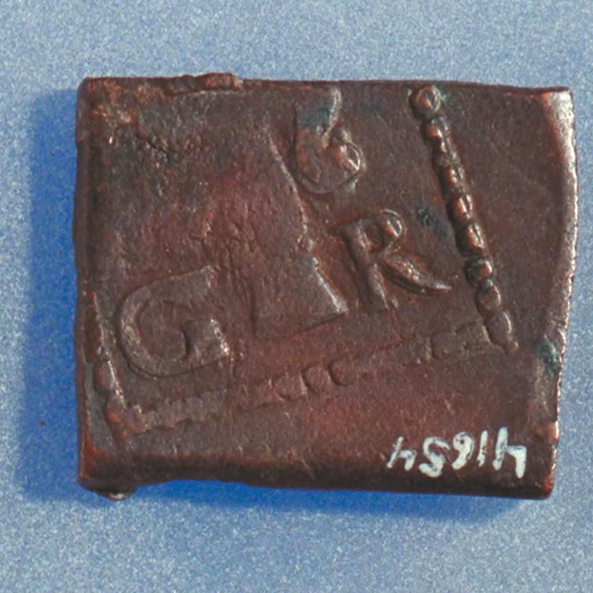 Â½- öre

Fyrkantigt mynt.

Bra skick, något slitet.

Vikt: 11,7 gram.



Text in English: Square-shaped coin. Denomination: Â½ - öre.

The obverse side has a Vasa sheaf in the centre, partly visible. The initials G R appear in capital letters. G placed to the left and R to the right of the sheaf.

The coin stamp is off-centre. The frame is partly visible.

The reverse side has two crossed arrows beneath a crown, partly visible. On the left hand side is the fraction 2/1, and on the right the initials ÖR, partly visible.

The two digit year of coinage, 26 (1626), is placed beneath the arrows.

The coin stamp is off-centre. The frame is partly visible.



Present condition: good.

Weight: 11,7 gram.