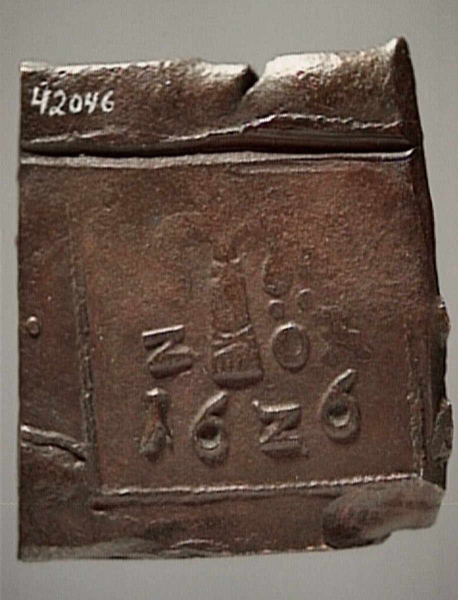 Ett fyrkantigt kopparmynt, s k klipping, med valören 2 öre.

På myntets åtsida syns versalerna G A R, placerade vågrätt mitt på myntet. Ovanför A:et är en krona svagt synlig. Under A:et syns versalen S. Åtsidans ram är delvis synlig. Präglingen är ocentrerad.
På myntets frånsida är en vasakärve svagt synlig. Till vänster om kärvens bas syns siffran två, i form av ett Z. Till höger om kärvens bas är versalerna ÖR delvis synliga. Längst ner på myntet står myntets präglingsår, 1626. Frånsidans ram är delvis synlig. Präglingen är ocentrerad.
Myntets vikt uppgår till 48,8 gram.
Myntets åtsida är krackelerad.

Text in English: Square-shaped coin. Denomination: 2 öre.
The obverse side has the initials G A R spaced horizontally in a row on the coin.  Above the initial A is a crown faintly  visible. Beneath the initial A is the initial S.
The coin stamp is off-centre. The frame is partly visible.
The reverse side has in the centre a Vasa sheaf, faintly legible. To the left of the sheaf is the numeral 2, shaped as a Z. To the right of the sheaf are the initials ÖR partly  visible.
The four digit year of coinage, 1626, is placed beneath the sheaf.
The coin stamp is off-centre. The frame is partly visible.
Present condition: the obverse side has a craquelure-like surface.
Weight: 48,8 gram.