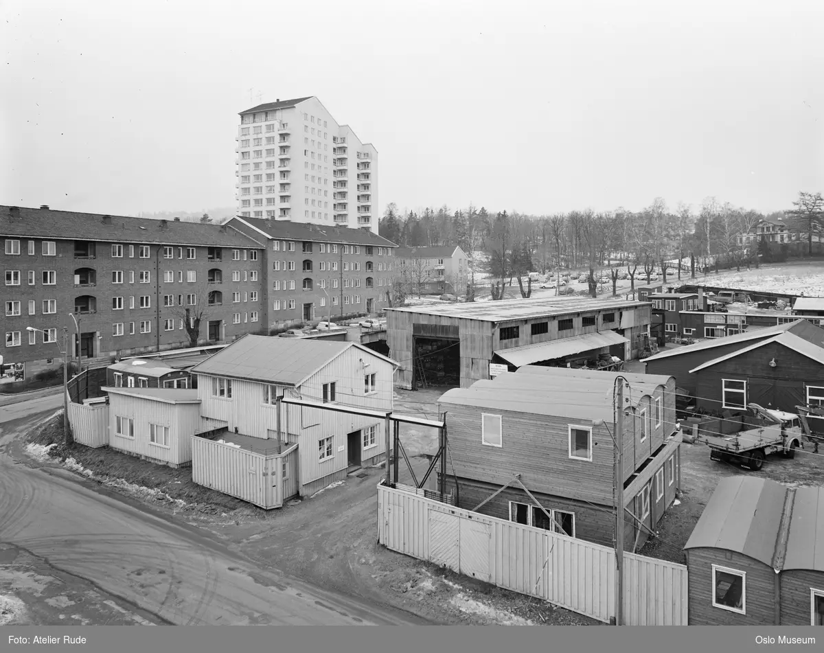 lagerbygninger, brakker, blokkbebyggelse, Hoff gård, allé, parkeringsplass, biler