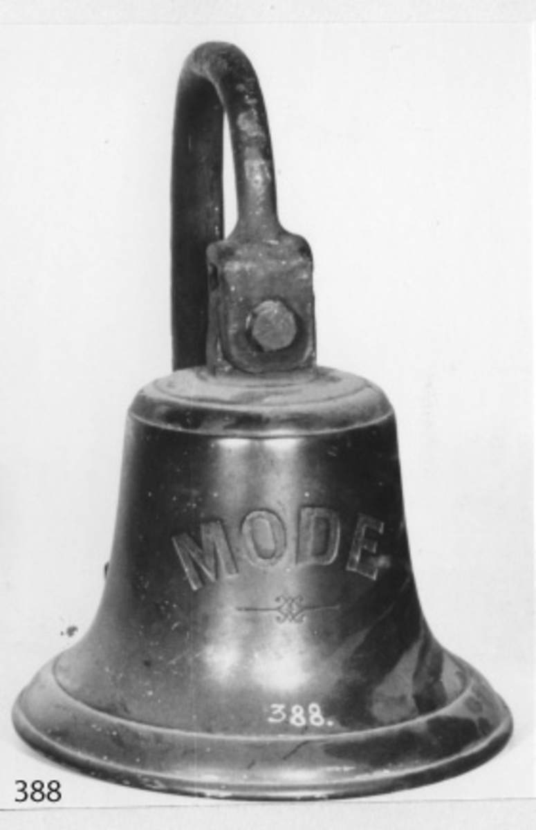Skeppsklocka, av metall, försedd med inskription "Mode".