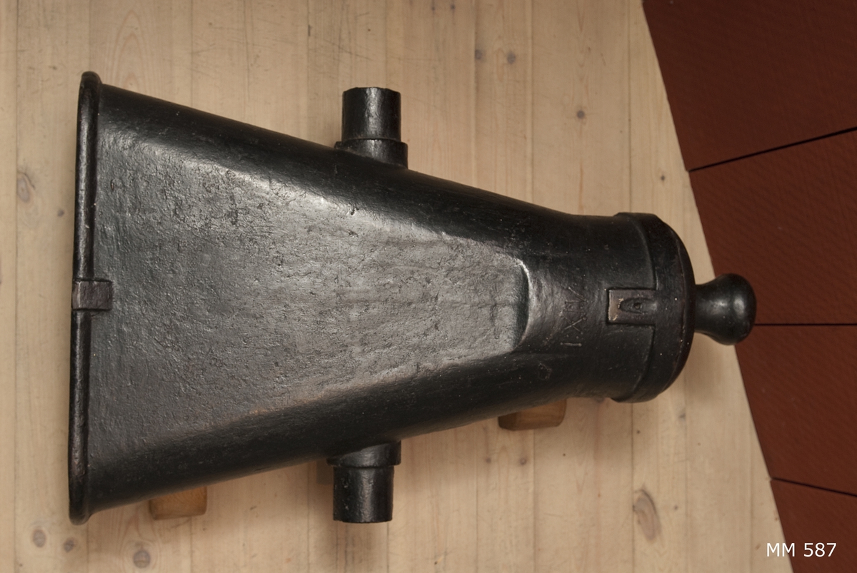 Eldrör försöksmodell för kjolkanon. Skråstycke av järn, okänd modell, avlång i mynningen (flat), av en trumpetliknande form. 2 stycken.
