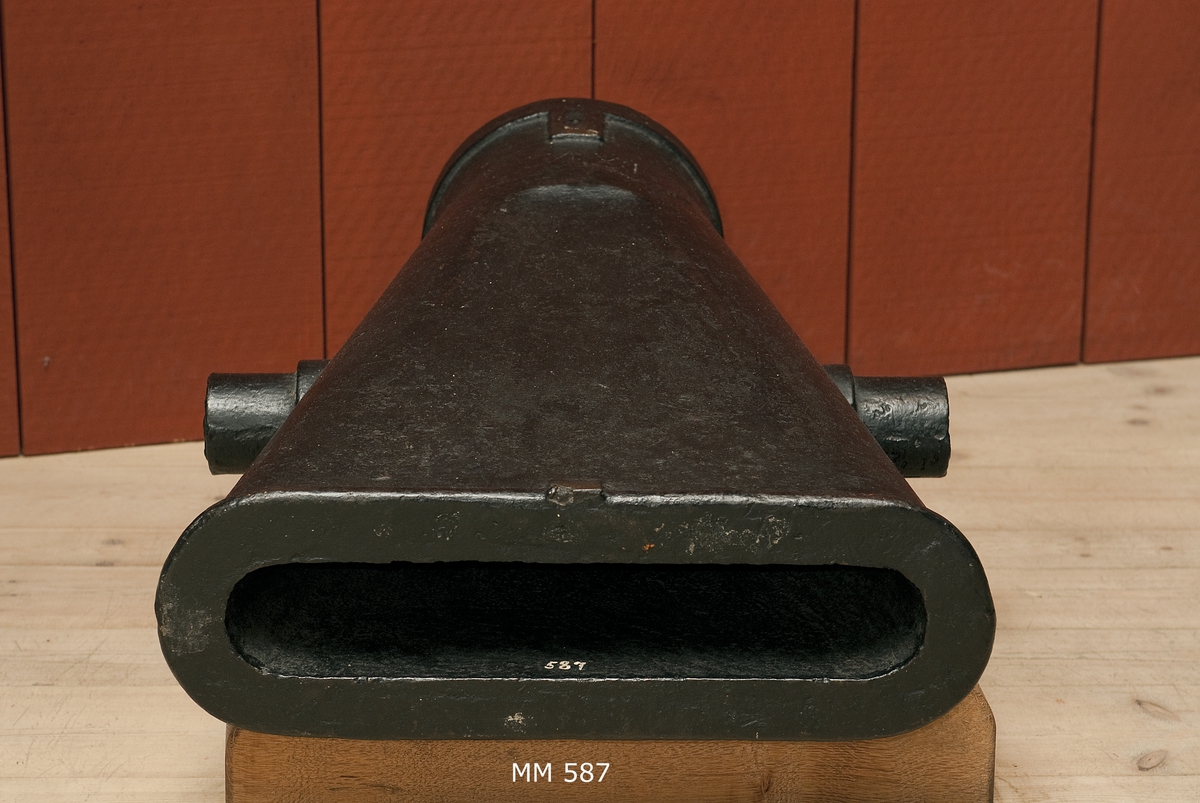 Eldrör försöksmodell för kjolkanon. Skråstycke av järn, okänd modell, avlång i mynningen (flat), av en trumpetliknande form. 2 stycken.