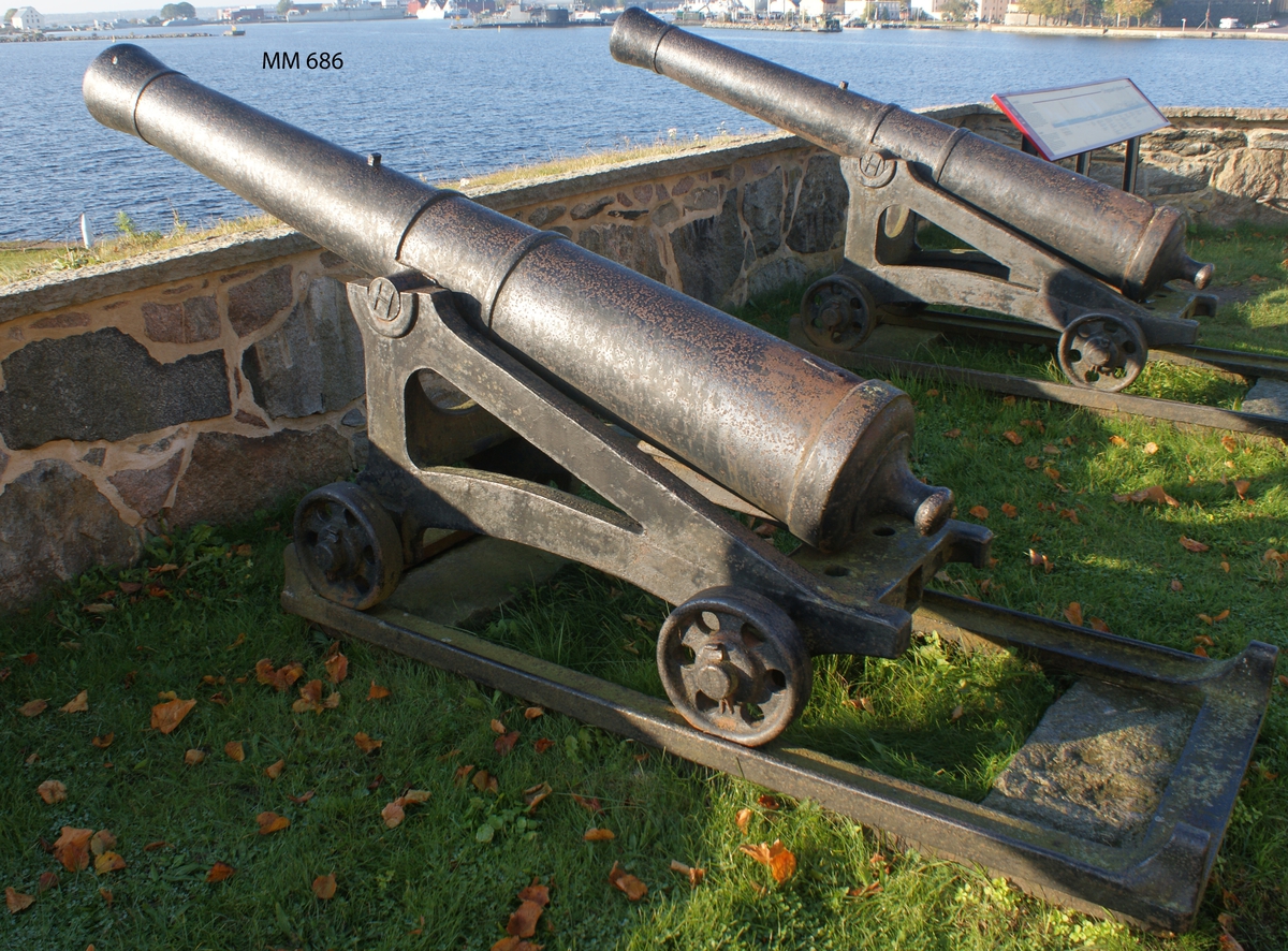 6 pundig slätborrad framladdningskanon M/Ashling, av 310 kulors vikt, med lavett, L = 2050 mm B = 830 mm H = 1000 mm och kursör, av järn. Kanonens gjut. nr 122. Märkt å ena tappen "H" och å den andra "86".