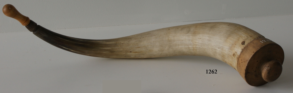 Kruthorn av horn med lock och propp av trä.