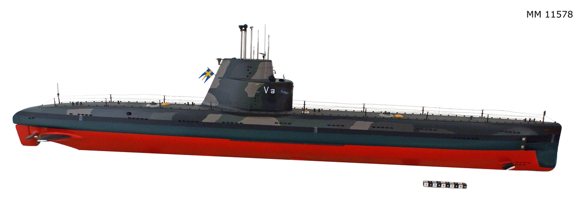 Modell av ubåten Valen. Under vattenlinjen rödmålad och däröver kammoflagemålad med en val målad på överbyggnaden och bokstäverna Va. Från överbyggnaden sticker fem rör upp, avsedda för periskop, radar och snorkel. Fram på modellen två horisontalroder för dykning samt akteröver sid- och dykroder och två propellrar i mässing.
Byggd i skala 1:50