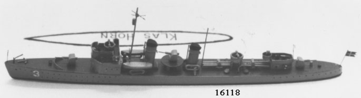 Modell av jagaren Klas Horn. Gråmålad planbotten. Se inventariebilaga.