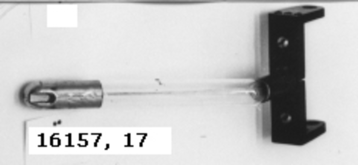 Instrumentstav glasrörmed metallskoning i båda ändar, vinklat fäste försedd med ebonitförlängning.