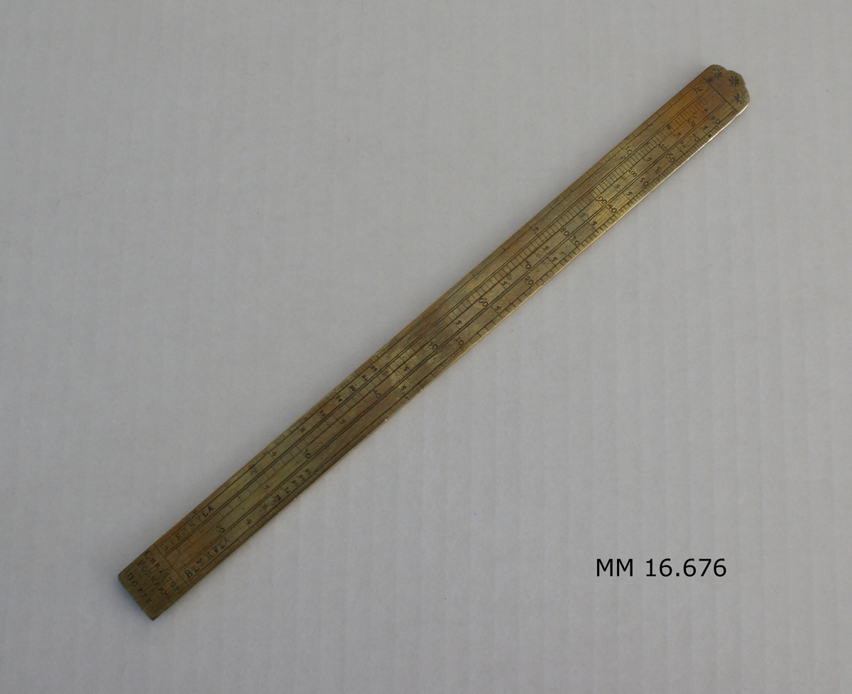 Linjal liknande måttstock i mässingsblankt utförande. På ena sidan: graverad med sifferskalor, styckmynning, tum, "jernkula" samt i änden Carl XI:s krönta namnchiffer samt årtalet 1689. På andra sidan: sifferskalor, stenkula, blykula samt i änden "Christopp Polhammar Dorpt".