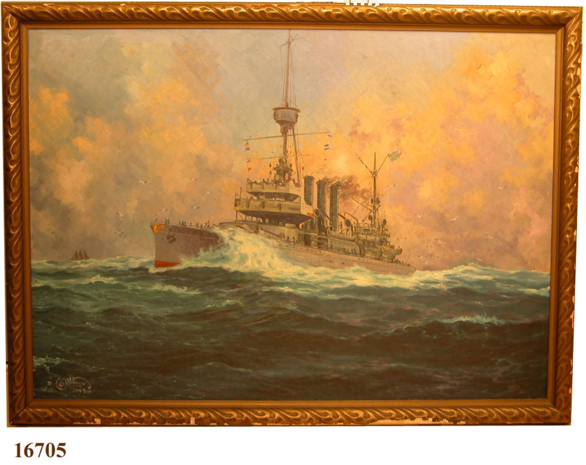 Motivet utgöres av pansarskeppet Oscar II under gång på öppet hav, i bakgrunden ett segelfartyg. Signerad i vänstra nedre hörnet: Alfred Collin 1930. Den guldförgyllda gipsramen har bytts ut.