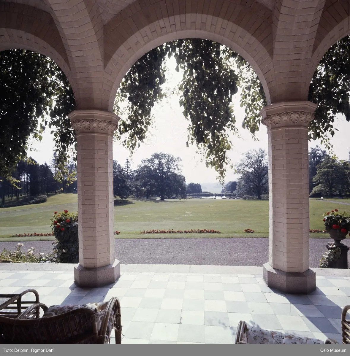 Fritzøehus slott, terrasse, utsikt mot parken