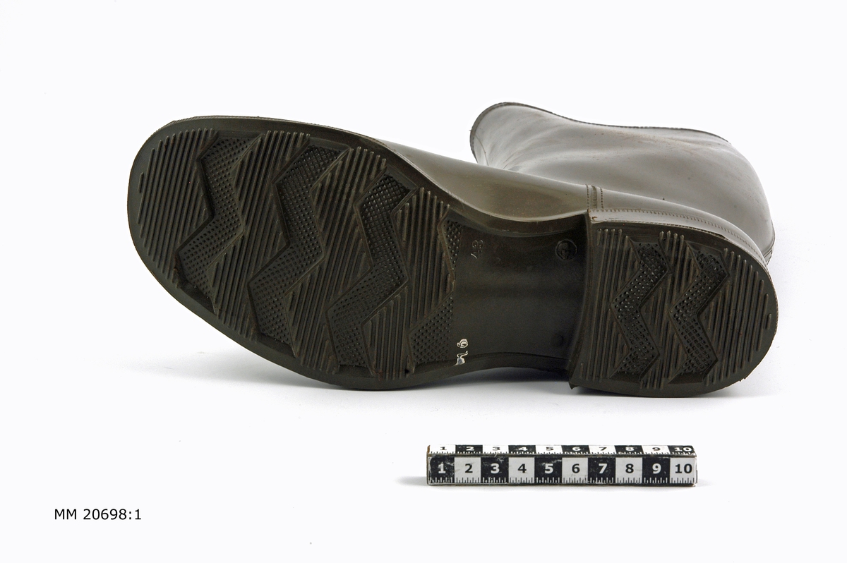 Skyddsstövel, höger, av grönt gummi. Högt, smalt skaft. Gjutna detaljer: sömmar samt räfflad sula.
Märkta: "43" samt "16". Formgjuten.

Storlek 43.