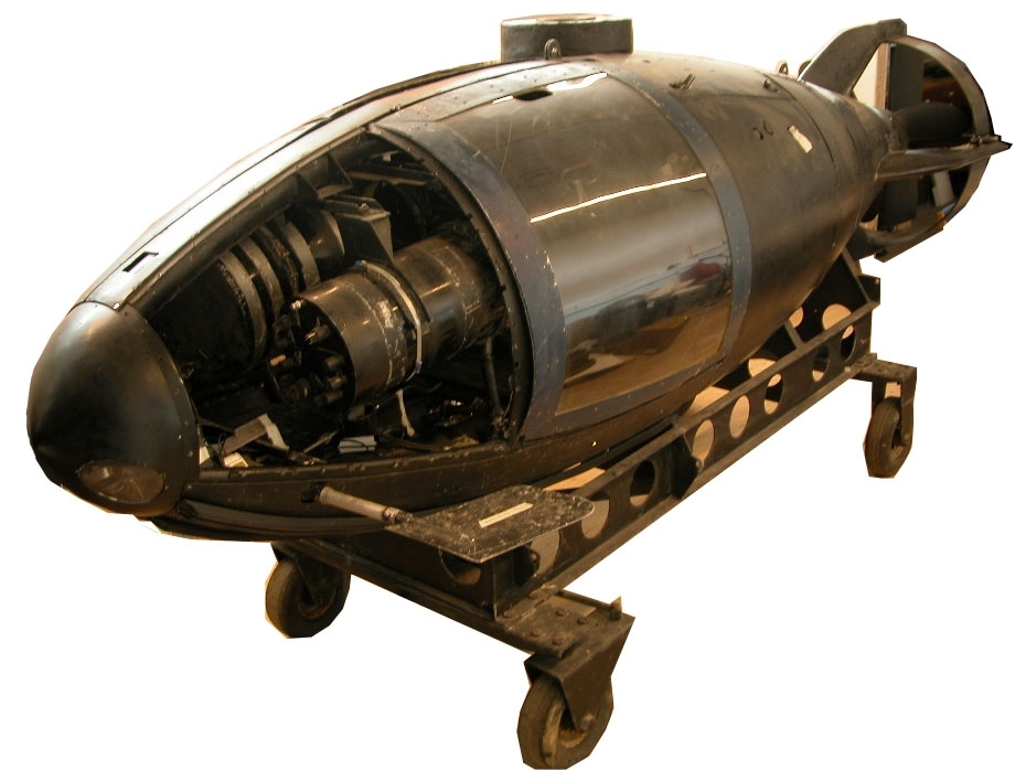 Dykarfarkost R2 avsedd för två dykare. Dykarfarkost som inte har tryckskrov. Skrovet är droppformat och avslutas i aktern med en trebladig propeller omgiven av en fast dysa och korsroder. På vardera sidan av fören sitter dykroder. Två dykare kan sitta bredvid varann i förarkabinen. För om den finns instrumentering med bl a tre separata trycksäkra kärl för vardera gyro, hydrofon och kommunikation. Akter om förarhytten finns utrymmen för luftkärl, batterier (24 volt avsedda för framdrivning, hydrofon, gyro, strålkastare och larmfunktioner resp 12 volt avsedda för  logg och personvärmare), förrådsutrymme och maskinrum.
Farkosten ligger på en fyrhjulig dragvagn med böjd dragstång. Vagnen är original från Jugoslavien.