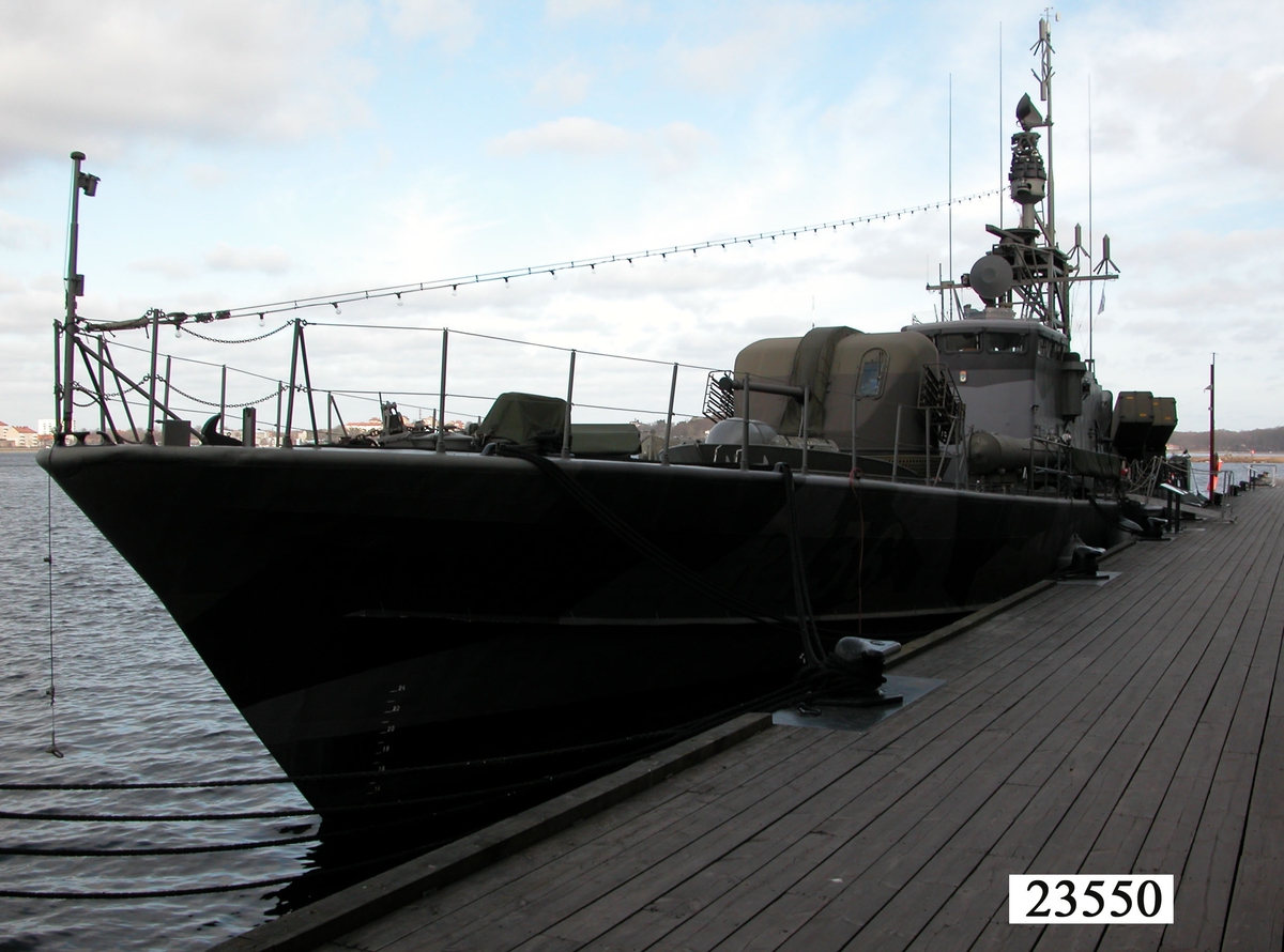 Robotbåt typ Norrköping, HMS Västervik. Beteckning: R 136. Gemensamma, ursprungliga data för torpedbåt typ Norrköping: deplacement: 190/230 ton, maskineri: 3 stycken Rolls-Royce Proteus gasturbiner om 12 750 hkr, 3 propellrar. Fart: 40 knop, aktionsradie: 500 sjömil vid 40 knop. Bestyckning: 1 57 mm allmålskanon Bofors 7101, 2 stycken 7, 62 mm kulsprutor m/58, 6 stycken 53, 3 cm torpedtuber m/70 för torpedtyp 613, 2 stycken 57 mm lysraketställ och 30 minor. Mellan 1981 och 1985 moderniserades alla tolv fartygen i klassen. Radar-, stridslednings- och eldledningssystem moderniserades och robotsystem 15 (RBS 15) installerades. Samtidigt ändrades typnamnet till robotbåt typ Norrköping och igenkänningsnumret T 136 ändrades till R 136.

Fartyget är märkt med accessionsnummer på följande platser ombord: på bryggan, på balken ovanför rorgängarsätet finns en märkning med vit färg. På stålramen runt lejdaren vid nedgången från väderdäck finns en märkning med gravyrpenna. På dörrkarmen, i stridsledningscentralens aktra dörr finns en märkning med gravyrpenna.