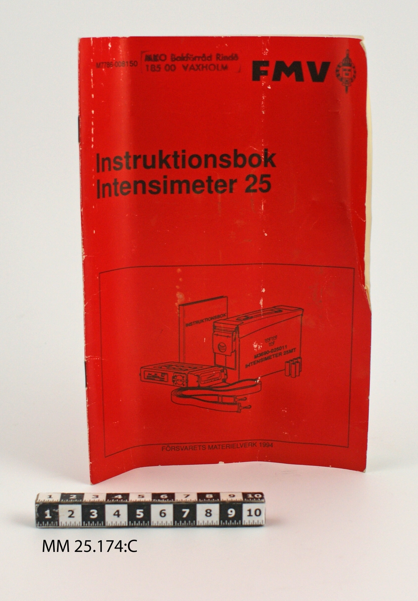 Häfte i A3-format med rött omslag. På omslaget finns en bild på intensimeter 25MT med tillbehör, det vill säga bärrem, förvaringslåda och instruktionsbok. Stämpel på omslaget: "MKO Bokförråd Rindö 185 00 VAXHOLM" tillsammans emd text och FMV:s logotype.