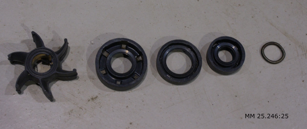 Sats med reservdelar som består av:
12 st packningar av varierande storlek
1 st impeller av gummi
3 st gummipackningar/ringar av varierande storlek
2 st metallsprintar
2 st metallklämmor
1 st metallring av virad ståltråd (fjädrande)
1 st kolvring
1 st sats med vita metallbleck