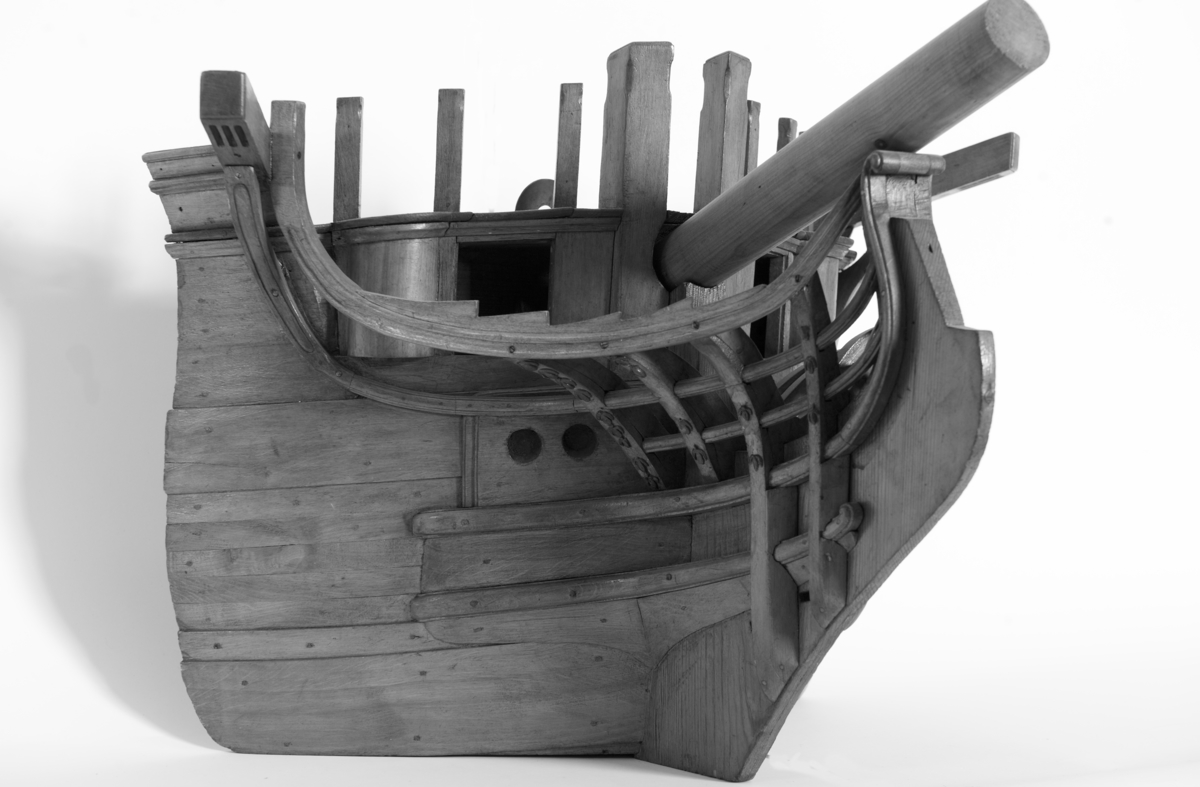 Förskepp av linjeskepp med galjon och del av bogspröt, Å galjonskorgen skulpturer av pastellage. Försedd med märla för väggupphängning.