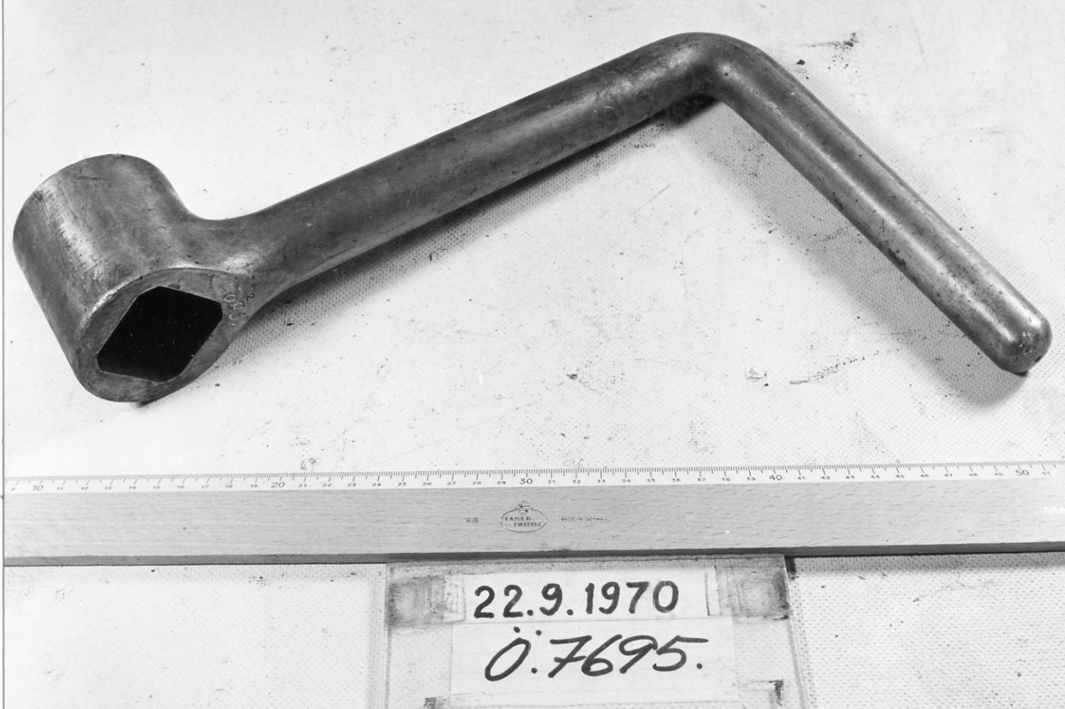 Vev, järn, för tillbordssättningsdrevet,
lika föreg. N:o 7694. Märkt: ?Gerda, 2?.

Modellkammaren i Stockholm 1922.
Tillh. 3.e. kl. pansarb. Gerdas 24 cm k.