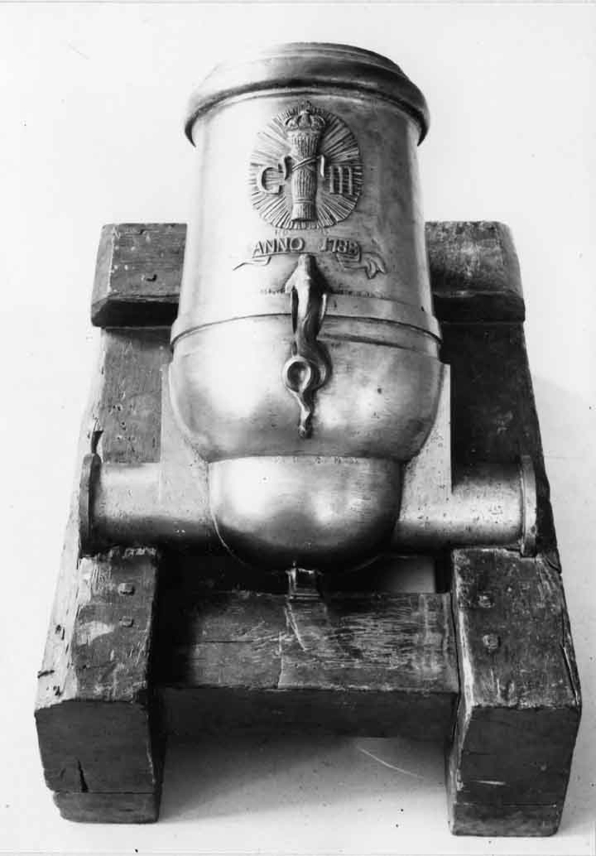 Mörsare, 48-pundig. Tillhörande fotblock av ek. Dimensioner: 88 x 60 x 27 cm.