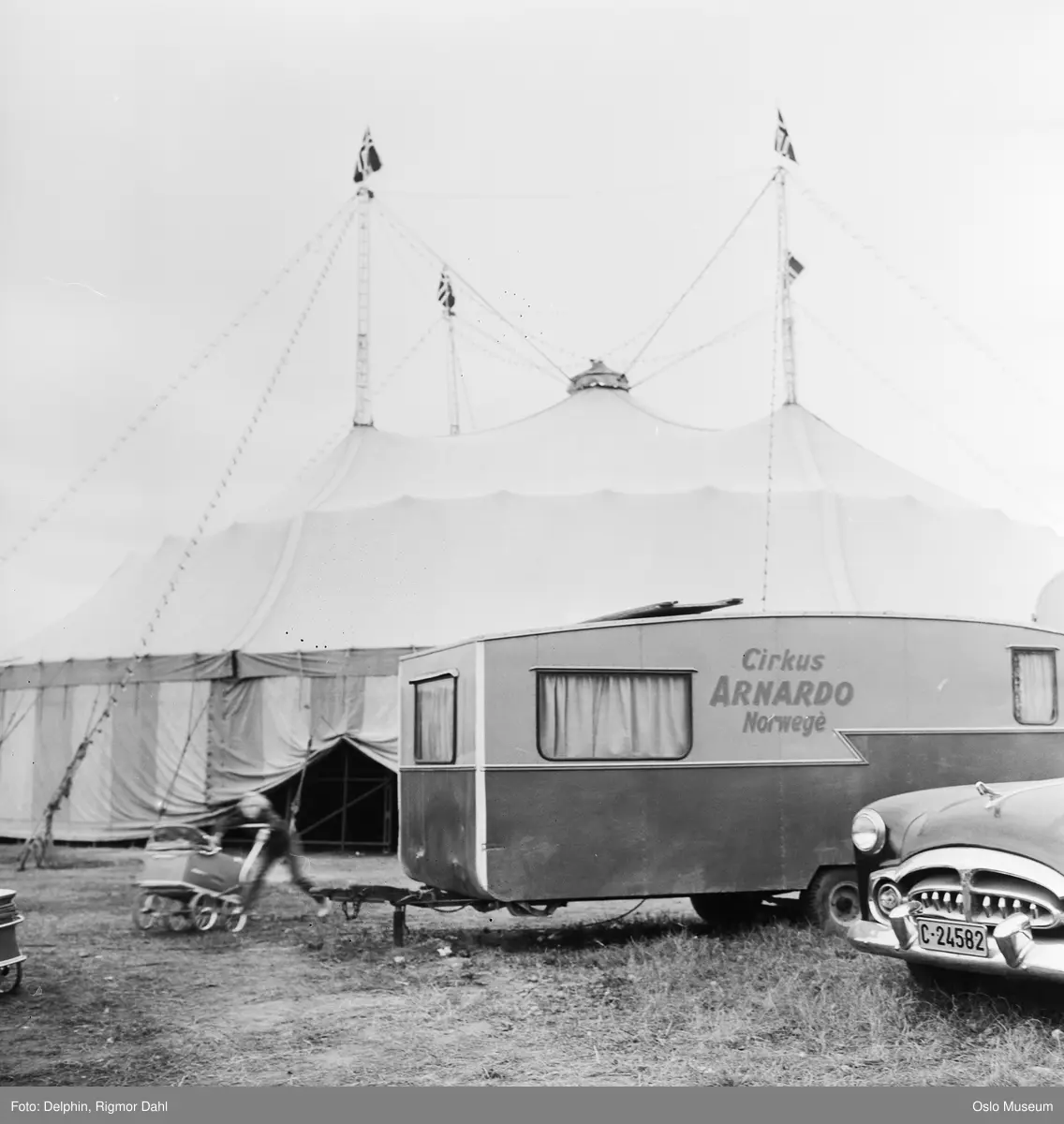 Cirkus Arnardo, telt, campingvogn, bil