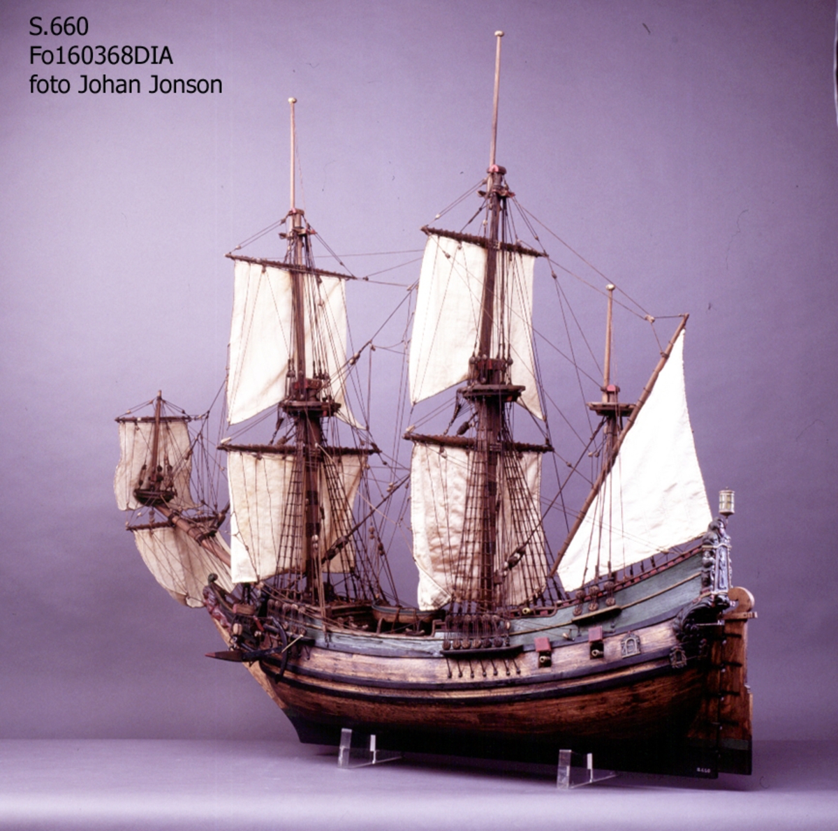 Flöjtskeppsmodell. Riggat med stående och löpande gods, segel av bomull. Bogspröt m. 2 blindor. Fock- o stormast med märs- och undersegel. Latinsegel på mesanmasten. Galjon m. lejon. 2 bogankare, båt på skrå midskeppsöver storluckan. På halvdäck 2 metallkanoner, 4 bogkanoner, samt 4 kanoner på låringen. 1 campagnelykta. Mörkbetsat skrov med 2 svarta berghult, svart bottenfärg. Akterspegel rikt ornerad med 6 fönster. Föremålets form: Helmodell