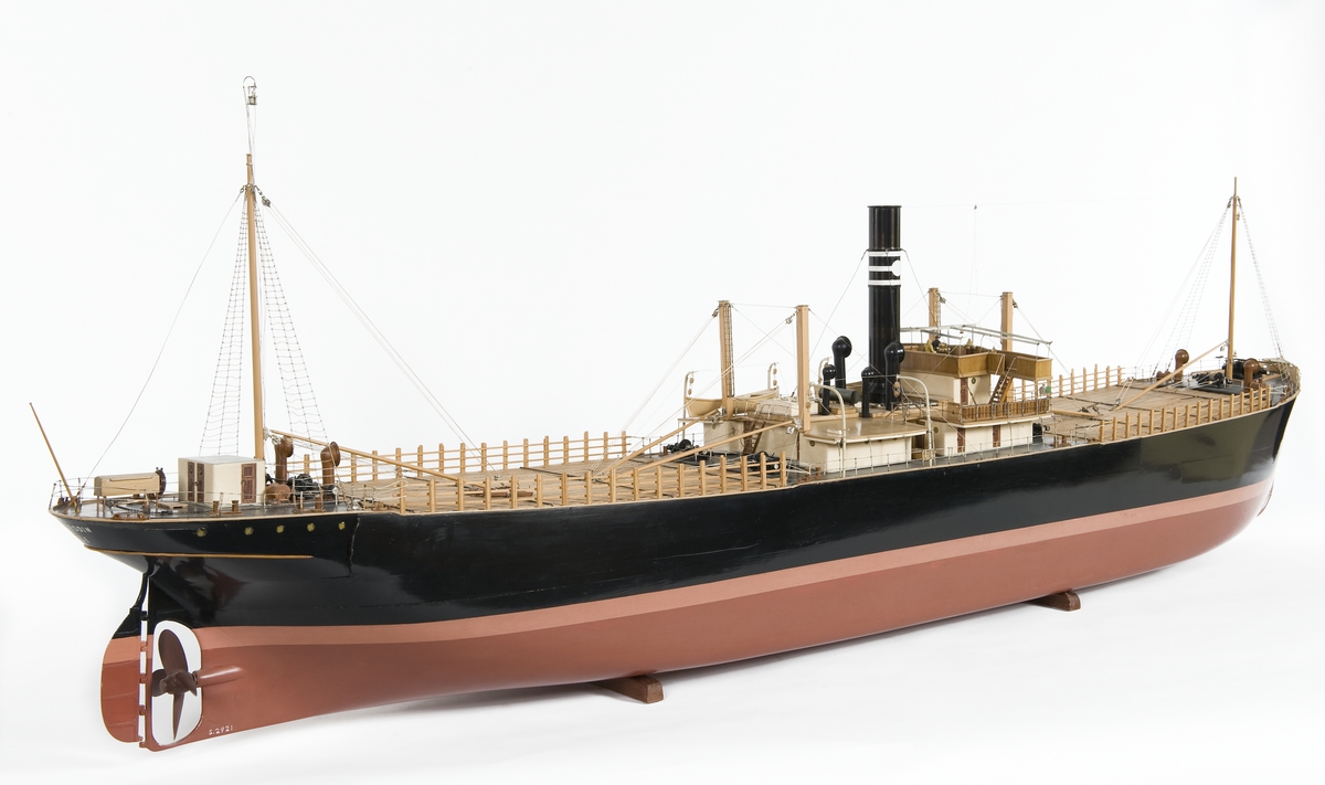 Fartygsmodell hel i block av trä och metall, s/s O. A. Brodin av Gefle, riggat med två master och fyra fyrkantiga pålmaster, vardera med lastbom, midskepps midskeppshus och kommandobrygga, på poopen däckshus, på för- och akterdäck vinterdäckslast av sågat virke försedd med stöttor och surrning, tre båtar i dävertar. Svartmålat skrov med rak stäv, röd bottenfärg. Svart skorsten med 3 vita ringar och vit cirkel.F