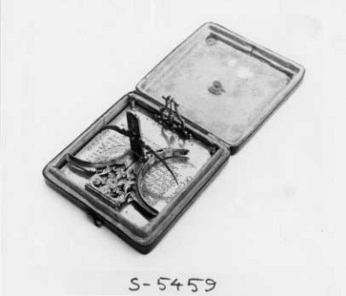 Solur av silver och förgylld mässing. Soluret har en kvadratisk basplatta med graverade texten: "Elevatio Poli" och latitud för ett flertal orter. Tidsavläsningen är ställbar för latitud och datum. På undersidan finns ett ställbart kalendarium. Soluret är signerat "Johann Martin in Augsburg" det ligger i ett skinnklätt etui som är fodrat med ljusrött siden.

Johann Martin var verksam som urmakaremästare i Augsburg under åren 1675-1700.