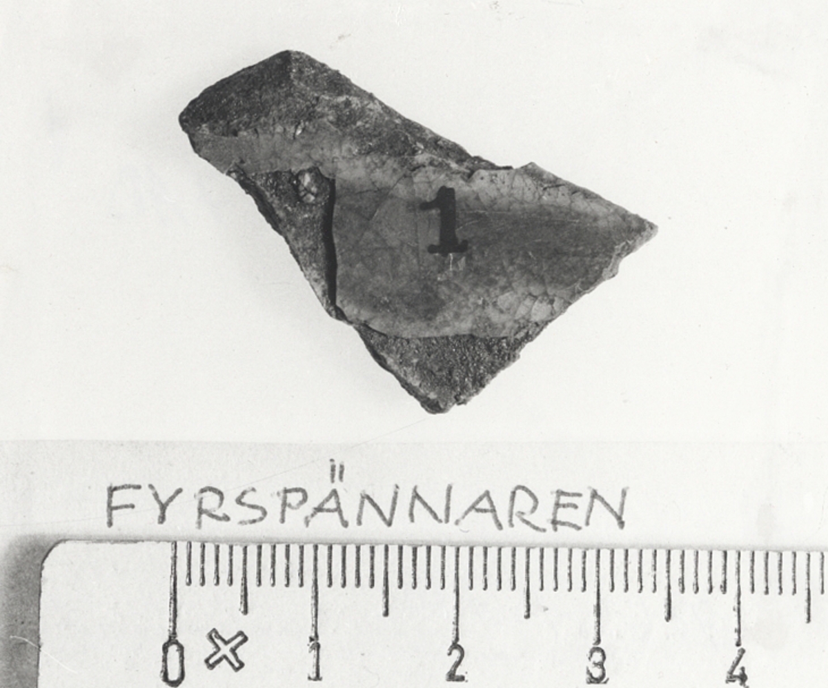 Kantfragment från kruka.