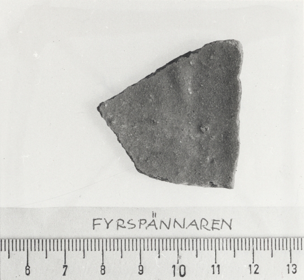 Kantfragment från kruka.