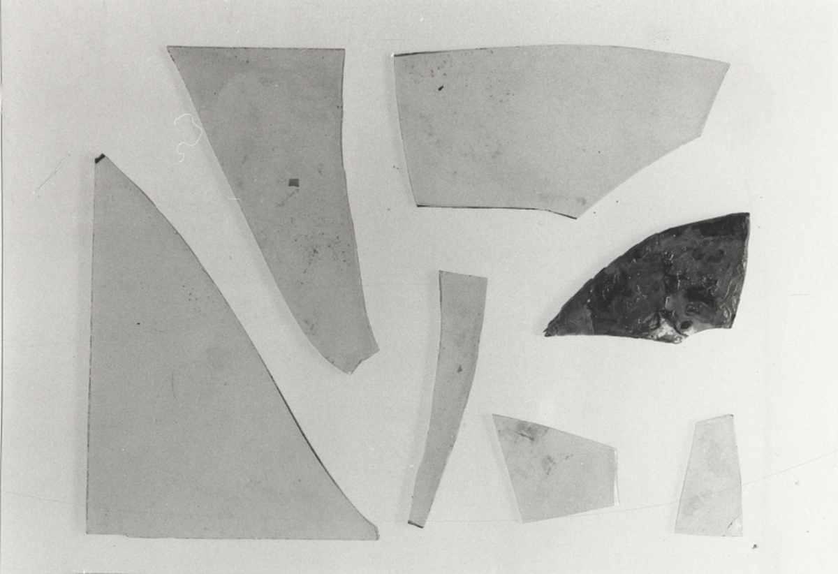 1/Fyndnummer: 34652 (7 skärvor)
2/       -"-           34929 (1 skärva)
3/       -"-           34888 (2 skärvor)
4/       -"-           25113 (1 skärva)
5/       -"-           34547 (3 skärvor)
6/       -"-           25137 (1 skärva)
7/       -"-           25137 (1 skärva)
8/       -"-           34952 (5 skärvor)Föremålets form: Skärvor