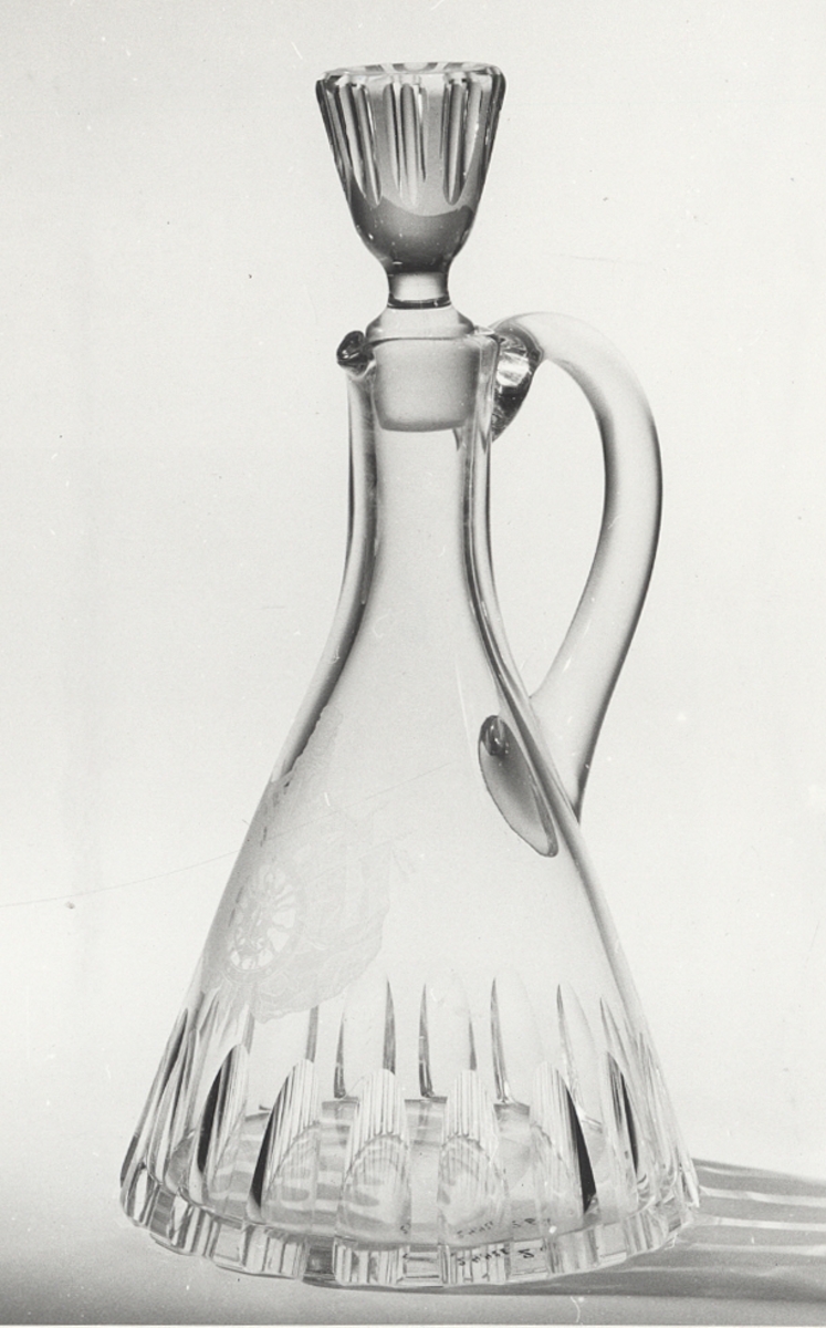 Emblemet på karaffens sida är Sjöofficerssällskapets fram till unionsupplösningen 1905.