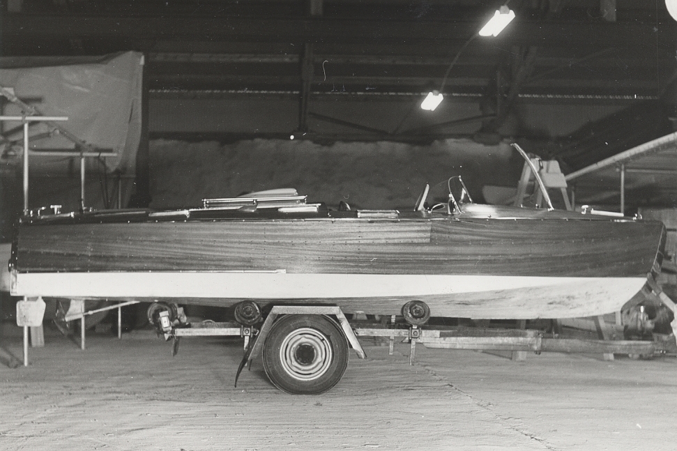 Chris Craft built in 1938 by Cris Craft Corporation, Algonac, Michigan, USA.

The Speed monster Mary Ann is of the Chris Craft brand and was imported to Sweden from the US in 1948. The buyer was Christian Amelm who loved fast boat and motor cars. The boat came to Sweden on a freighter and was unloaded in Frihamnen in Stockholm, where the headquarters of the family business Abba (dealing in tinned fish products), was located. Ameln gave the boat the name Makalös (Peerless) after one of the company's anchovy products.

At the time of her arrival, the Makalös was painted white with flames of fire on her sides, but after a few years this paintwork was scraped off and replaced with clear varnish. The Makalös was clocked at 42 knots with the Chrysler six-cylinder power plant she had when she came to Sweden. She was maintaind and stored at the Amlen's country house Särsö in the Stockholm archipelago. As early as 1918, the family had built the Abba Company were sent out to Särsö in spring every years to prepare the boats for the coming season.

When the boat came to the National Maritime Museum she had a 185 hp Chris Craft V8 engine.

The boat had by then had the name Mary Ann bestowed upon it. In 1951 it had been sold to Bo Lind, an engineer, who had its power plant replaced twice before his wife Margareta Lind, together with her children and grandchildren, donated it to the National Maritime Museum in 1982. 