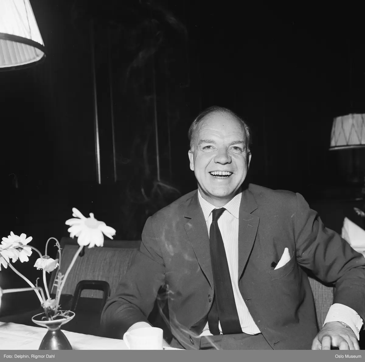 portrett, mann, skuespiller, sittende halvfigur ved restaurantbord, sigarett