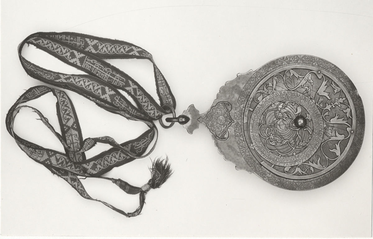 Astrolabium daterat till 1773. Ejkomplett då det saknar Alhidad (visaren).
Bandets längd 1400 mm, bredd 19 mm. Bandet daterat till 11 nov 1817 - 31 okt 1818.