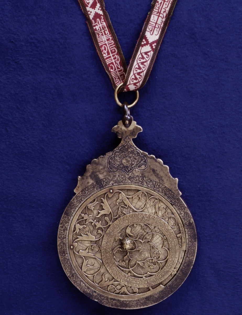 Astrolabium daterat till 1773. Ejkomplett då det saknar Alhidad (visaren).
Bandets längd 1400 mm, bredd 19 mm. Bandet daterat till 11 nov 1817 - 31 okt 1818.