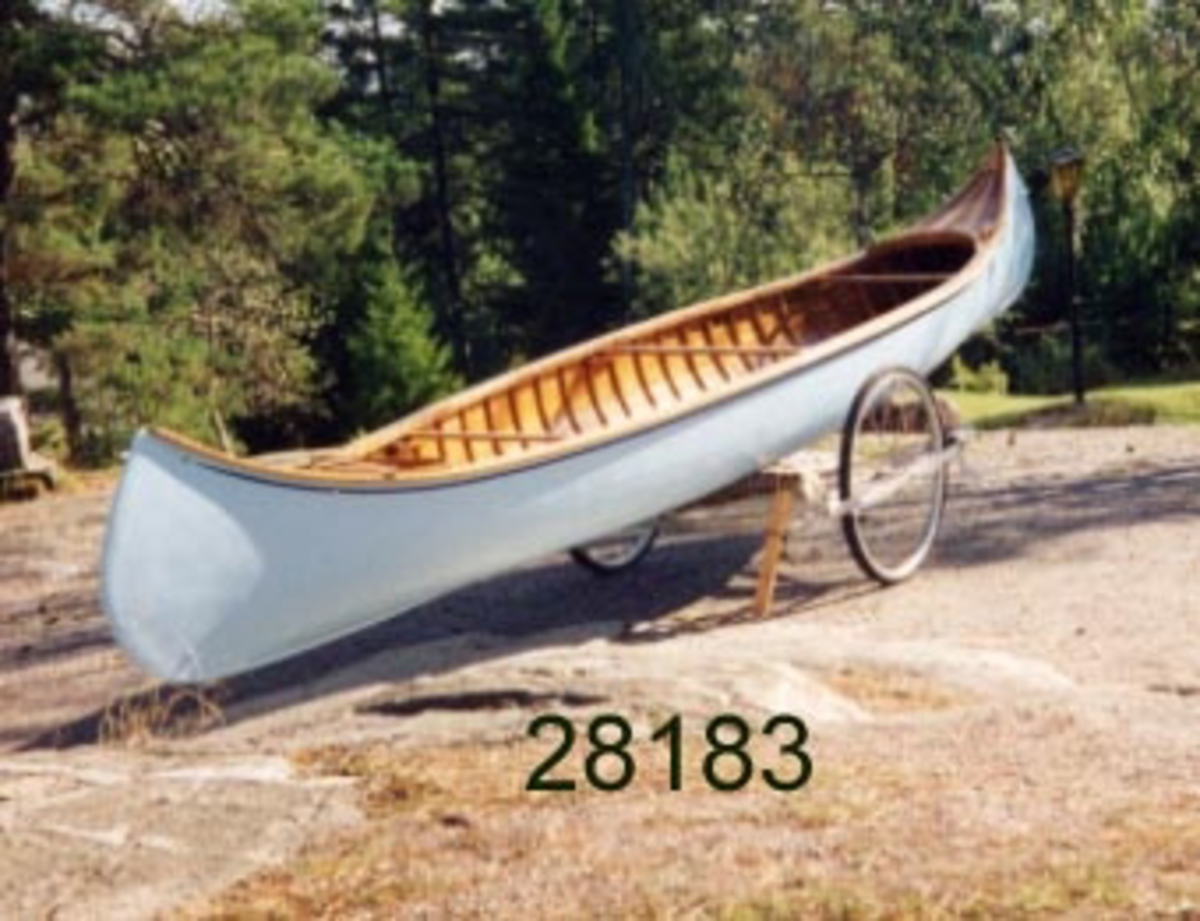 Kanadensare, dukklädd kanot i trä.