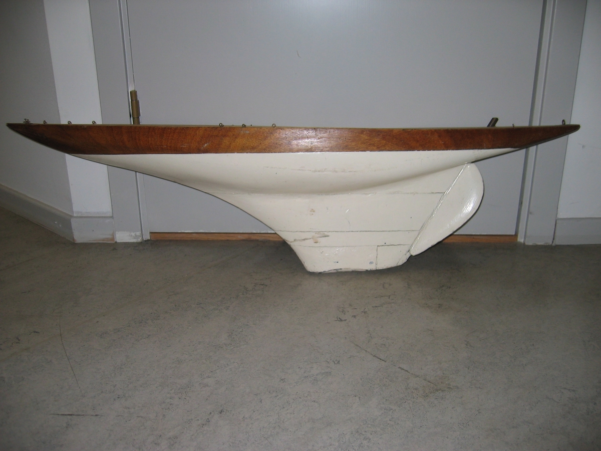 Riggad segelbåtsmodell med segel i bomull. Nytillkomna spridare i aluminium.
Mastlängd 1500 mm, bomlängd 465 mm.
Bommen troligen av senare datum.
Segel (stor och fock) i bomull.
Total höjd 1730 mm.