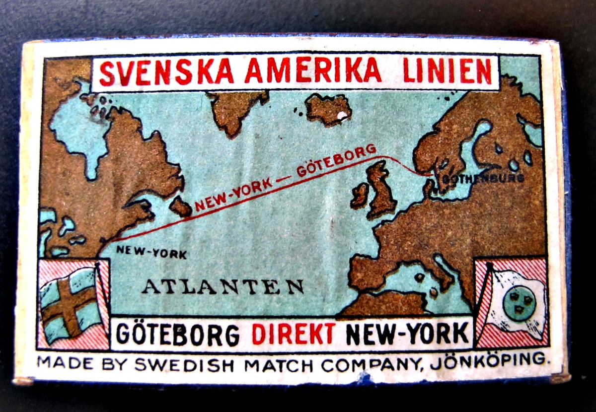 3 tändsticksaskar med tändstickor.

Etikett på askarnas ovansida: Bild visande linjesträckningen Göteborg - New York, text "SVENSKA AMERIKA LINIEN" "GÖTEBORG DIREKT NEW-YORK" "MADE BY SWEDISH MATCH COMPANY, JÖNKÖPING".  I bildens vänstra respektive högra nedre hörn svenska- resp. rederiflaggan.

Etikett på askarnas undersida: Blå med vit inramning och text "Swedish American Line Gothenburg - New York Only Direct Passenger Service Sweden - America Unsurpassed Accommodations."